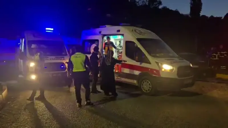Zonguldak'ta Otomobil İle Hafif Ticari Araç Çarpıştı: 6 Yaralı