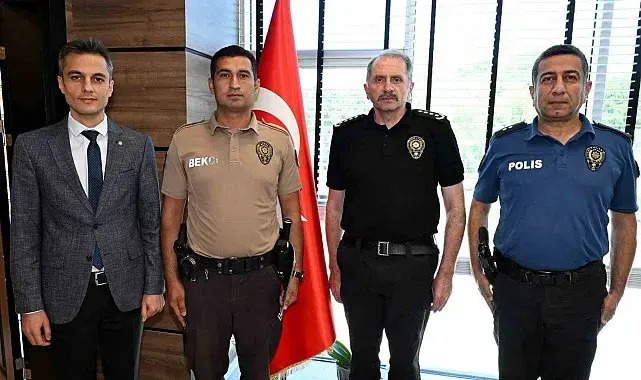 Uşak'ta örnek davranış sergileyen çarşı ve mahalle bekçisine teşekkür belgesi