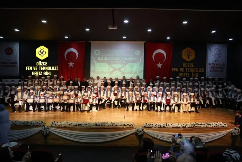 Düzce'de Düzenlenen Törenle 108 Öğrenci Hafızlık İcazet Belgelerini Aldı