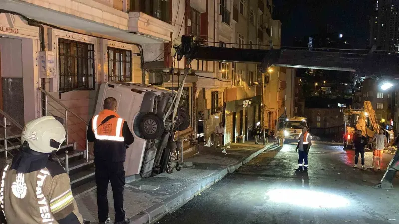 Şişli'de Kontrolden Çıkan Panelvan Araç Apartman Boşluğuna Uçtu