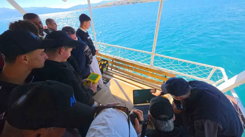 Bitlis'te Gençler İnsansız Su Altı Robotuyla Van Gölü'nün Derinliklerini Keşfetti