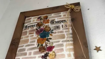 Düzce Tarihî Mahalle Pazarı'ndaki Kafesinde Nakış ile Kahveyi Buluşturuyor