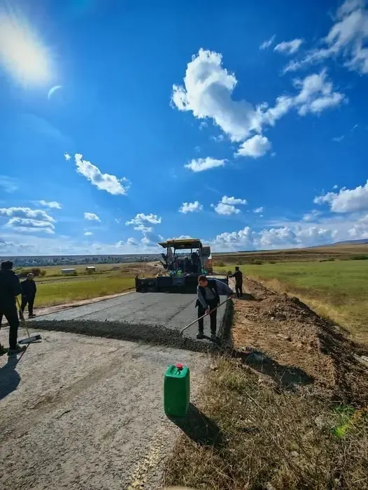 Kars Susuz Kırçiçeği Köyünde Beton Yol Çalışmaları Hız Kazandı
