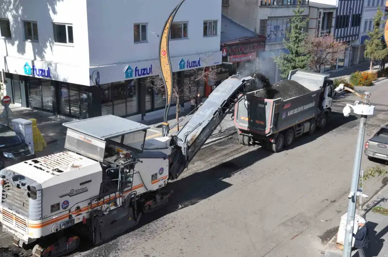Kars Belediyesi Kış Sezonu Öncesi Kazımpaşa Caddesi’nde Asfalt Sökümüne Başladı