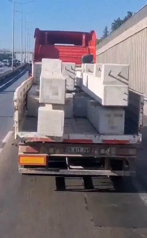 Eskişehir Çevreyolu’nda Güvenlik Önlemi Alınmayan Tonluk Beton Bloklar Tehlike Saçtı