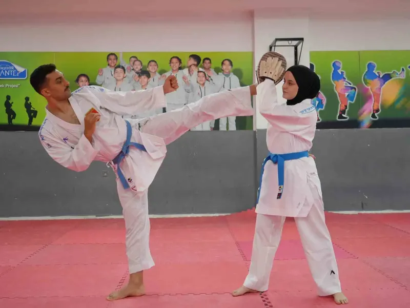 Eşiyle Birlikte Antrenman Yapan Gaziantepli Sporcu Dünya Şampiyonu Oldu