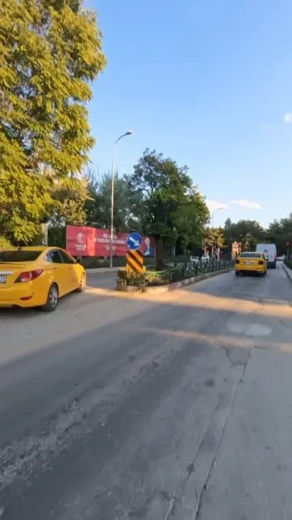 Eskişehir'de Trafiği Tehlikeye Düşüren Taksi Şoförünün Kural İhlali Kamerada