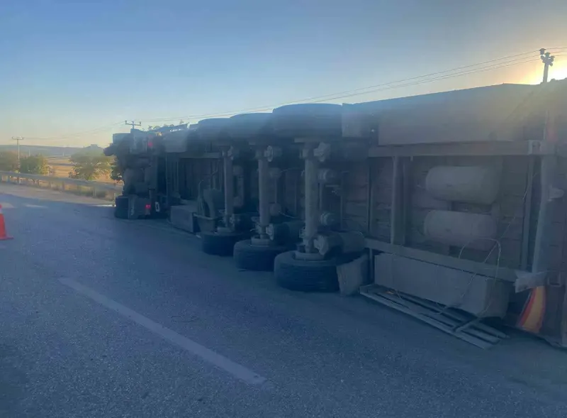 Konya'da Pancar Yüklü Tır Devrildi: Sürücü Yaralandı