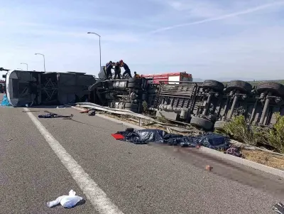 Manisa Akhisar İlçesinde Otobüs ve Çekici Çarpıştı: 4 Can Kaybı