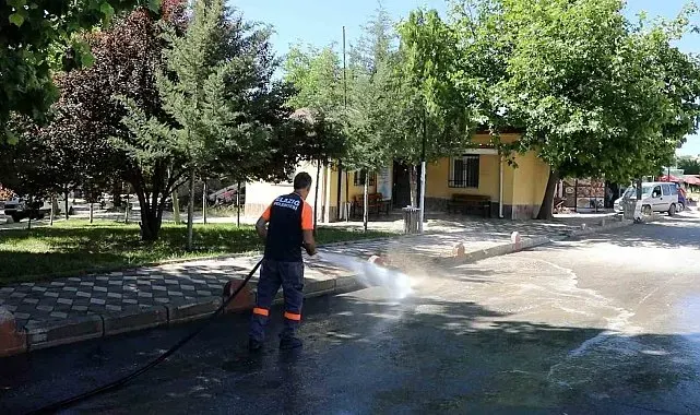 Elazığ'da belediye ekiplerinin, temizlik mesaisi sürüyor