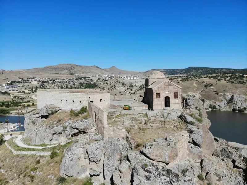 Aksaray Tarihi Yüksek Kilise Yerli Ve Yabancı Ziyaretçilerin Akınına Uğruyor