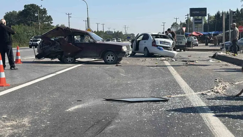 Sakarya'da İki Otomobilin Çarpıştığı Kazada Üç Kişi Yaralandı