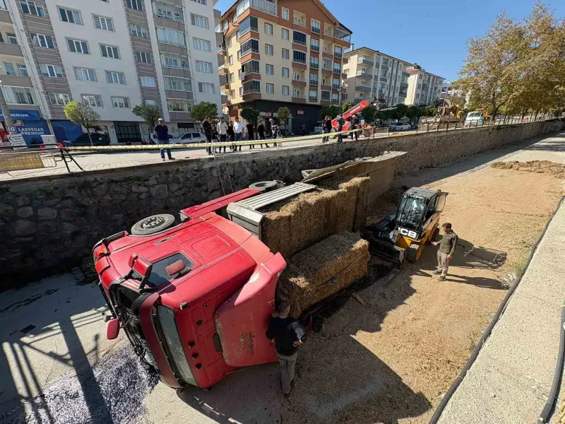 Kastamonu Tosya'da Park Halindeki Tır Kontrolden Çıkarak Çaya Uçtu
