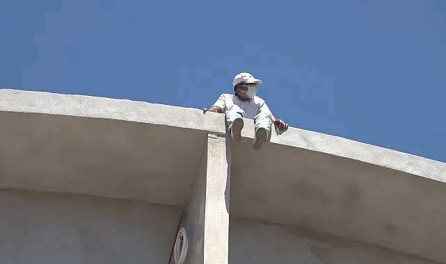 Alanya'da çatıya çıkan şahıs ekipleri alarma geçirdi