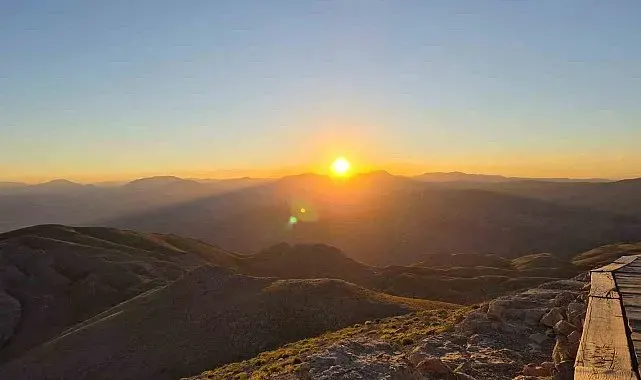 Nemrut Dağı'nda gün doğumu ve gün batımı yoğun ilgi görüyor