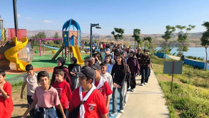 Adıyaman'da Düzenlenen Doğa Yürüyüşünde Yüzlerce Öğrenci Bir Araya Geldi