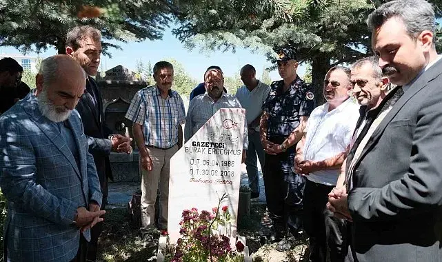 Trafik kazasında hayatını kaybeden genç gazeteci mezarı başında anıldı