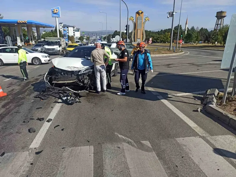 Bingöl'de İki Otomobilin Çarpıştığı Kazada 5 Kişi Yaralandı