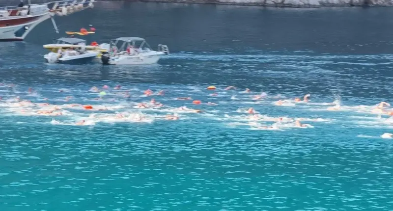 Fethiye'de Düzenlenen Açık Su Yüzme Yarışında 1600 Sporcu Kulaç Attı