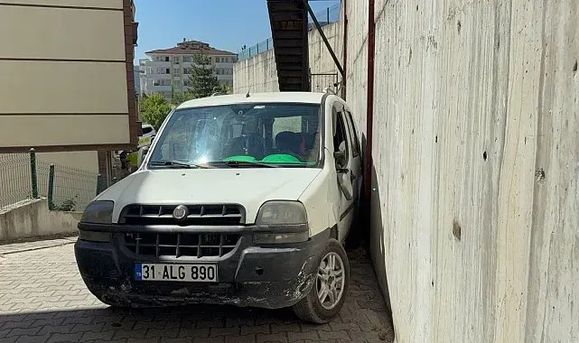 Aküsü biten aracı iterken canından oluyordu