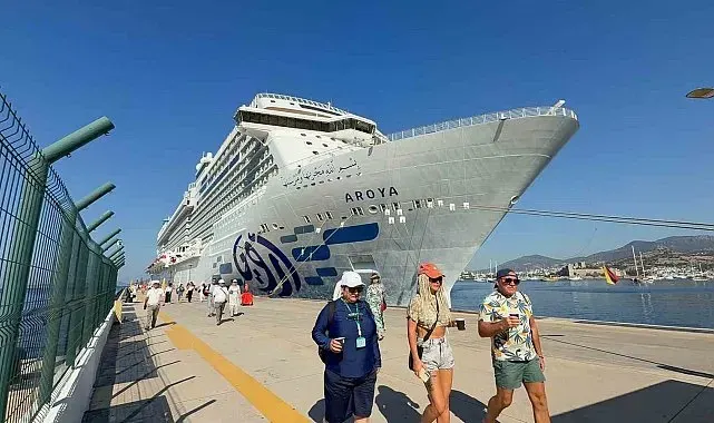 Dev kruvaziyer gemisi yeniden Bodrum'a geldi