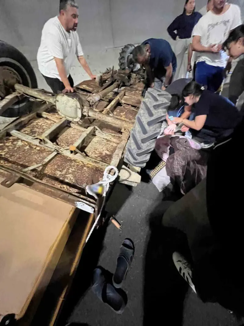 Sakarya’daki Tünelde Tarım Aracı Devrildi İki Kişi Yaralandı
