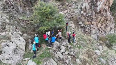 Kayseri’de Vadide Kayalıklardan Düşen Yürüyüşçü Üç Saatlik Operasyonla Kurtarıldı