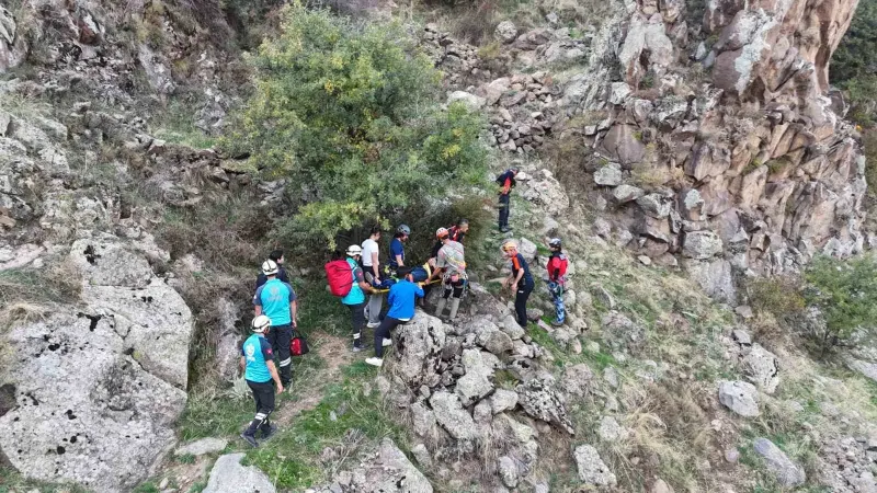 Kayseri’de Vadide Kayalıklardan Düşen Yürüyüşçü Üç Saatlik Operasyonla Kurtarıldı