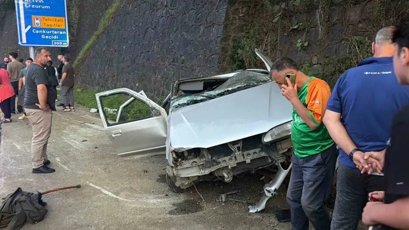 Artvin Hopa'da Cenaze Dönüşü Trafik Kazası: 2 Yaralı
