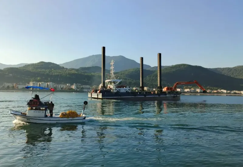 Cide Limanı'nda Mil ve Kum Temizliği İçin Deniz Dibi Tarama Çalışması Başlatıldı