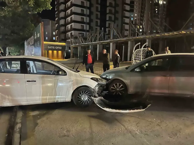 Niğde'de Kontrolden Çıkan Otomobil Direğe ve Park Halindeki Araca çarptı: 1 Yaralı