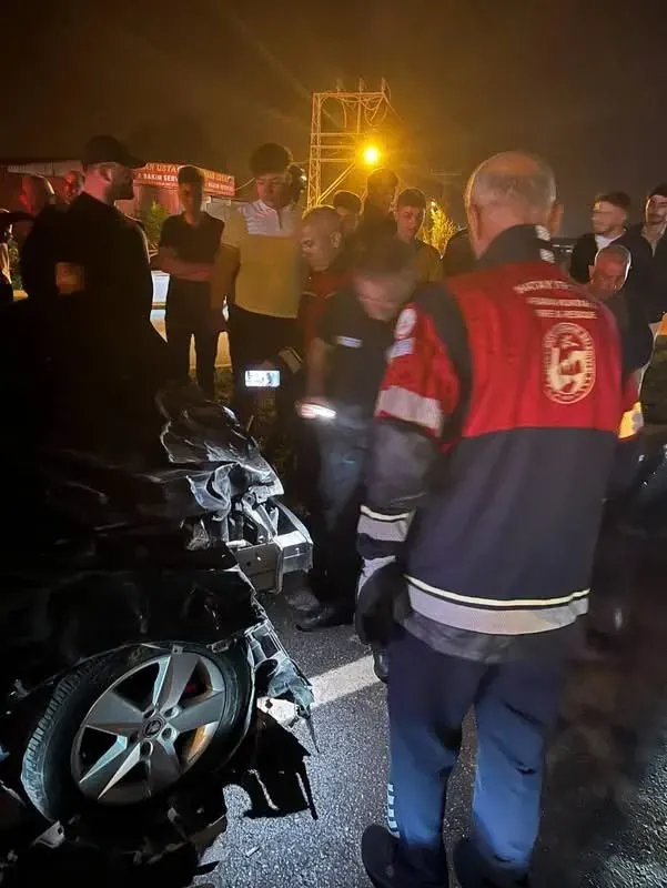 Hatay Samandağ’da Angusa Çarpan Otomobilin Sürücüsü Yaralandı