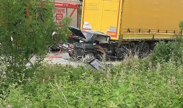 Park halindeki tıra çarpan otomobilde 2 kişi hayatını kaybetti