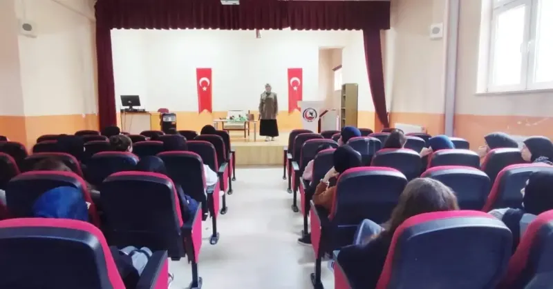 Bayburt'ta Gençlere Yönelik Değerler Eğitimi ve Aile Ahlakı Konferansları Düzenlendi