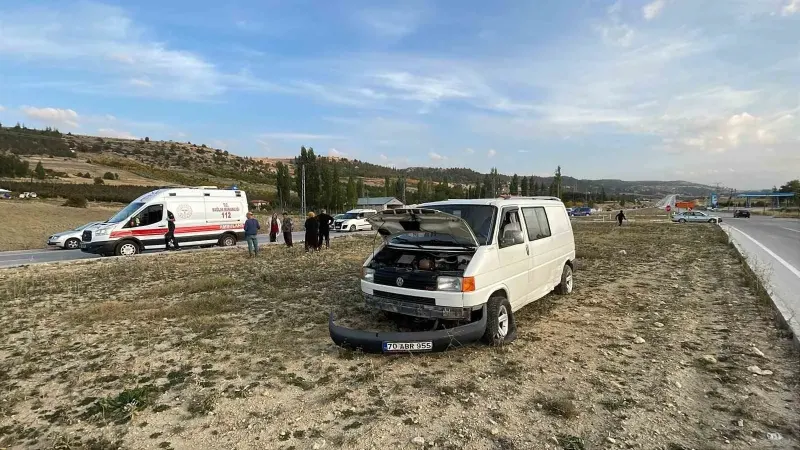 Karaman'da Otomobil İle Minibüsün Çarpışması Sonucu 1 Kişi Yaralandı