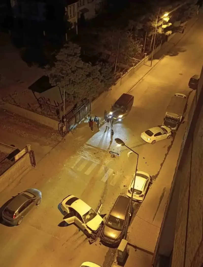 Siirt'te İki Otomobilin Çarpıştığı Kazada Dört Araç Hasar Gördü