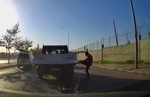 Konya'da Trafikte Yol Verme Tartışmasında Kamyonete Tekme Atan Sürücüye 180 Bin Lira Ceza
