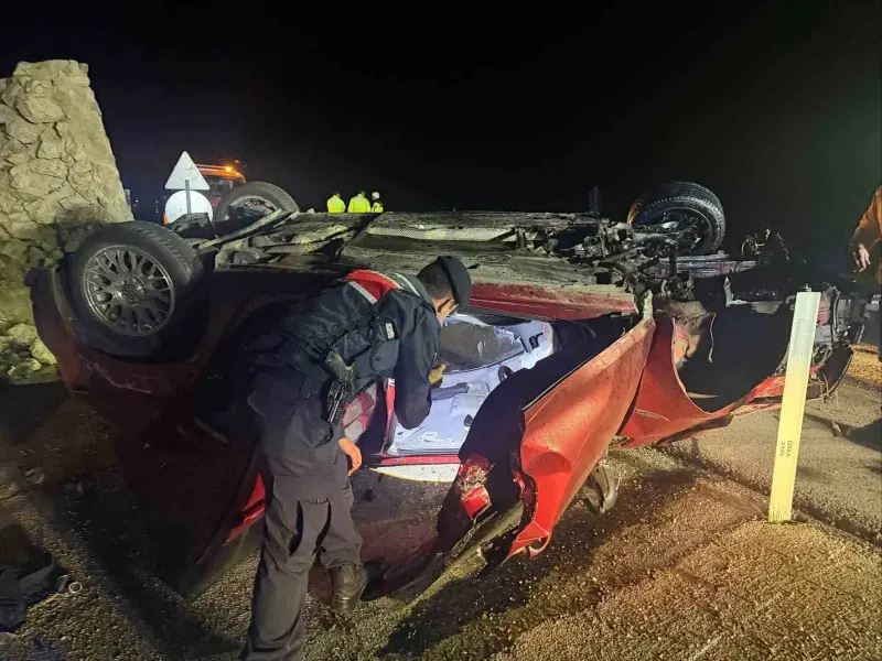 Bilecik'te Otomobil Refüje Çarparak Takla Attı: Üç Yaralı
