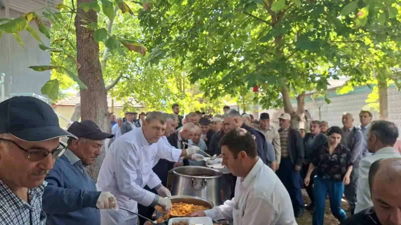 Kütahya'da Asırlık Gelenek: Şeyhler Köyünde Bin Kişiye Güz Hayrı İkram Edildi