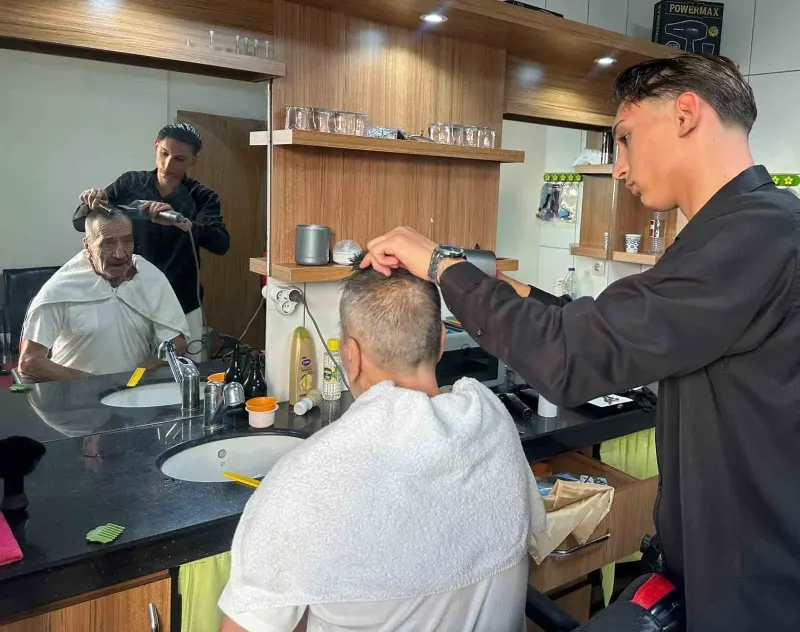 Alanya'da Genç Berber Yaşlı ve Engellilerin Evine Giderek Ücretsiz Tıraş Yapıyor