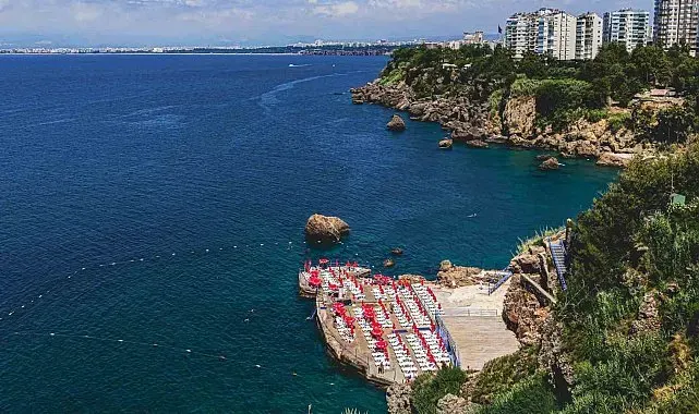 Muratpaşa'nın mavi bayraklı plajlarında yaz keyfi