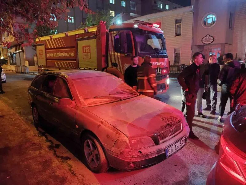 Batman'da Park Halindeki Araç Alev Aldı: Mahalle Sakinleri Söndürdü