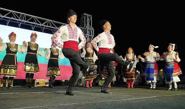 6 ülkeden 18 halk dansları ekibi, 750 dansçı Ayvalık'ta kültür köprüsü kurdu