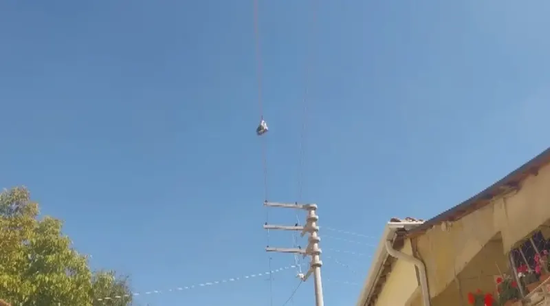 Eskişehir'de Yıllardır Elektrik Tellerinde Duran Botların Sırrı Çözülemiyor