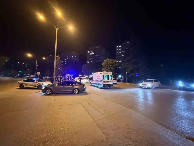 Eskişehir'de İki Otomobilin Çarpıştığı Kazada Araçlardan Biri Yan Yattı
