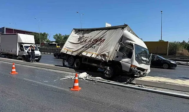 Beylikdüzü E-5'te trafiği kilitleyen kaza