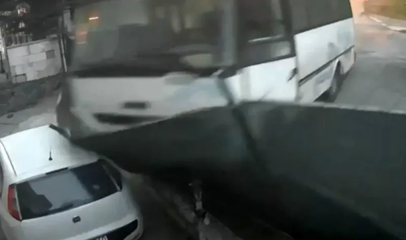 Arnavutköy'de Freni Boşalan Midibüs İki Katlı Evin Bahçesine Daldı