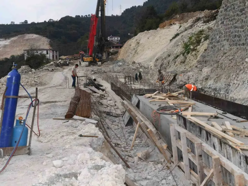 Ünye-Akkuş-Niksar Yolunda Heyelan Sonrası Çalışmalar Sürüyor