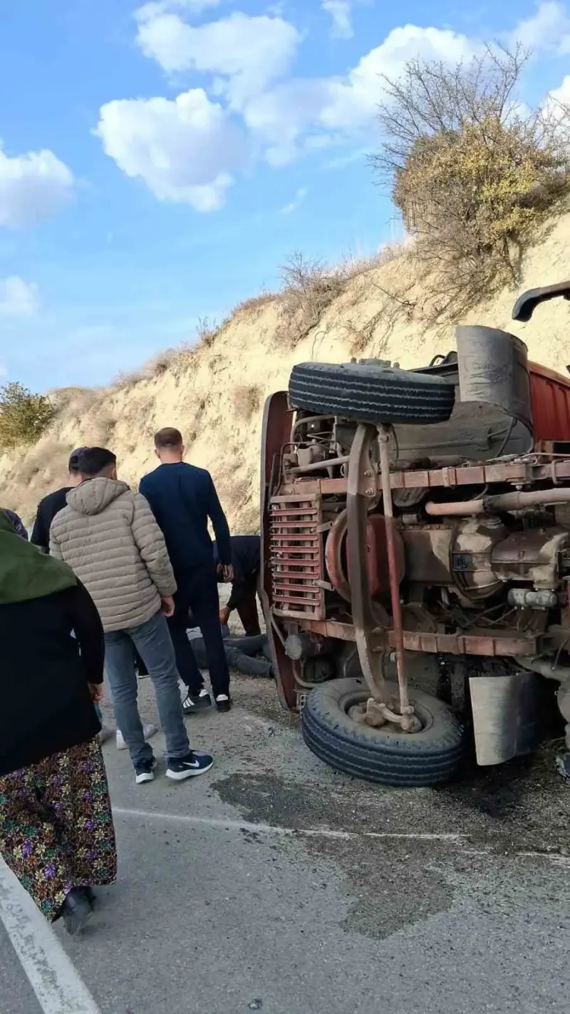 Burdur'da Kontrolden Çıkan Yük Kamyonu Devrildi: Sürücü Yaralandı
