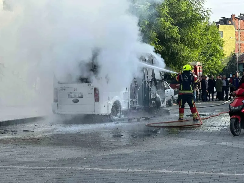 Balıkesir'de Seyir Halindeki Ticari Minibüs Alevlere Teslim Oldu
